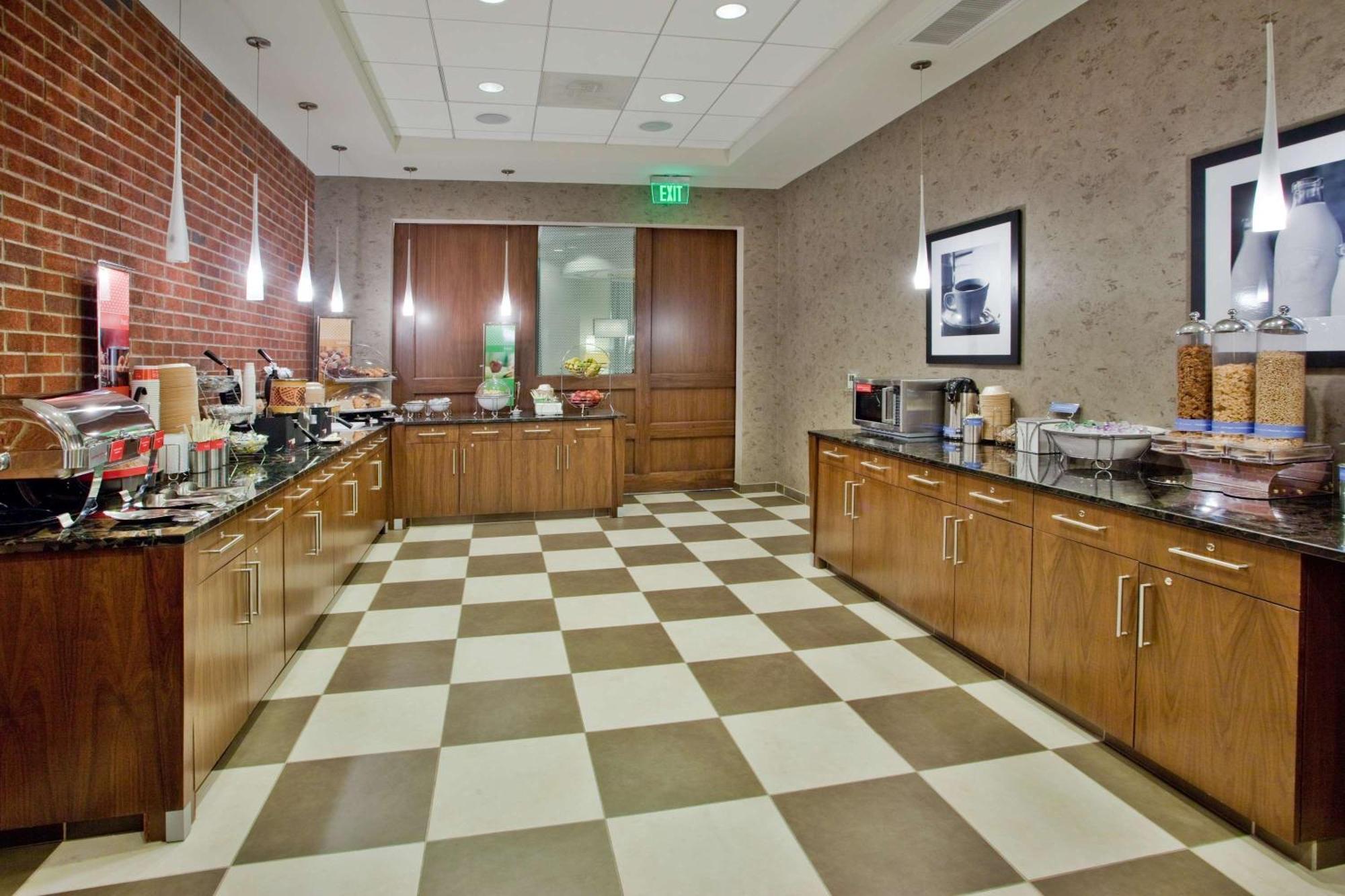 Hampton Inn & Suites Chapel Hill/Carrboro Buitenkant foto