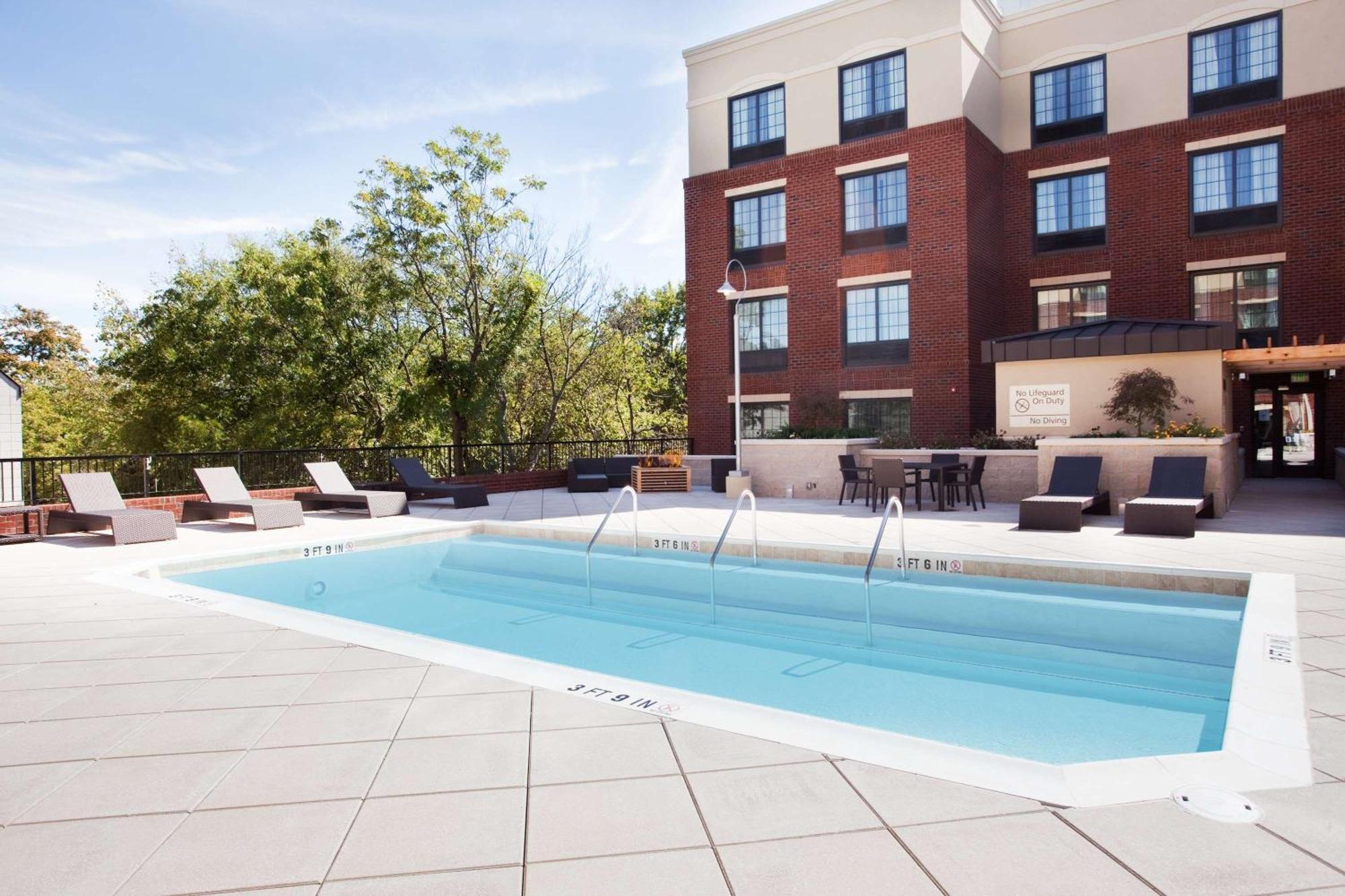 Hampton Inn & Suites Chapel Hill/Carrboro Buitenkant foto